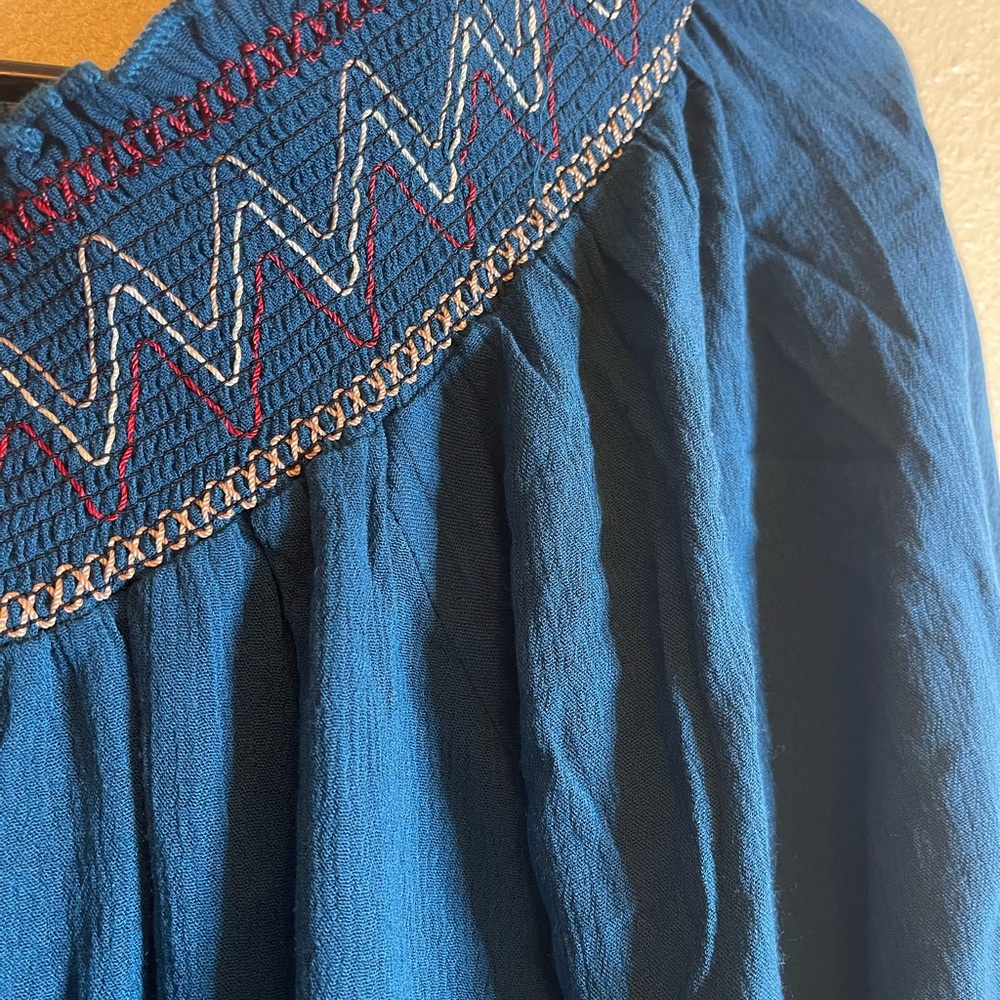 Size large blouse - Picture 3 of 5